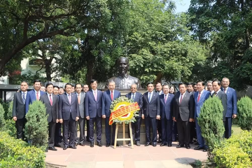 El secretario general del Partido Comunista y presidente To Lam y la delegación vietnamita depositan una ofrenda floral en homenaje al Presidente Ho Chi Minh. Foto: VNA