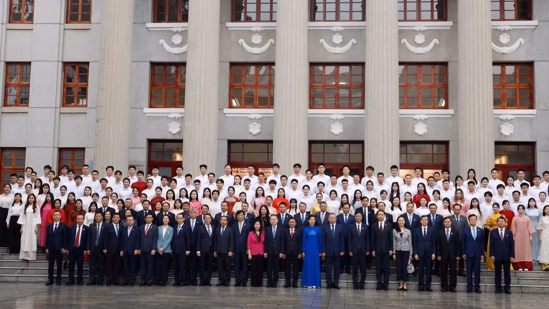 [Foto] Máximo dirigente vietnamita y su esposa visitan sitio histórico del Centro de Formación Central en China