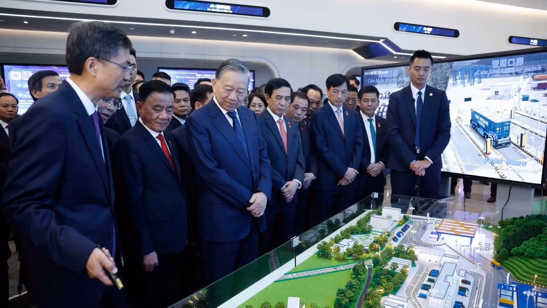 [Foto] Máximo dirigente vietnamita visita Centro de Cooperación para la Aplicación de IA China-Asean
