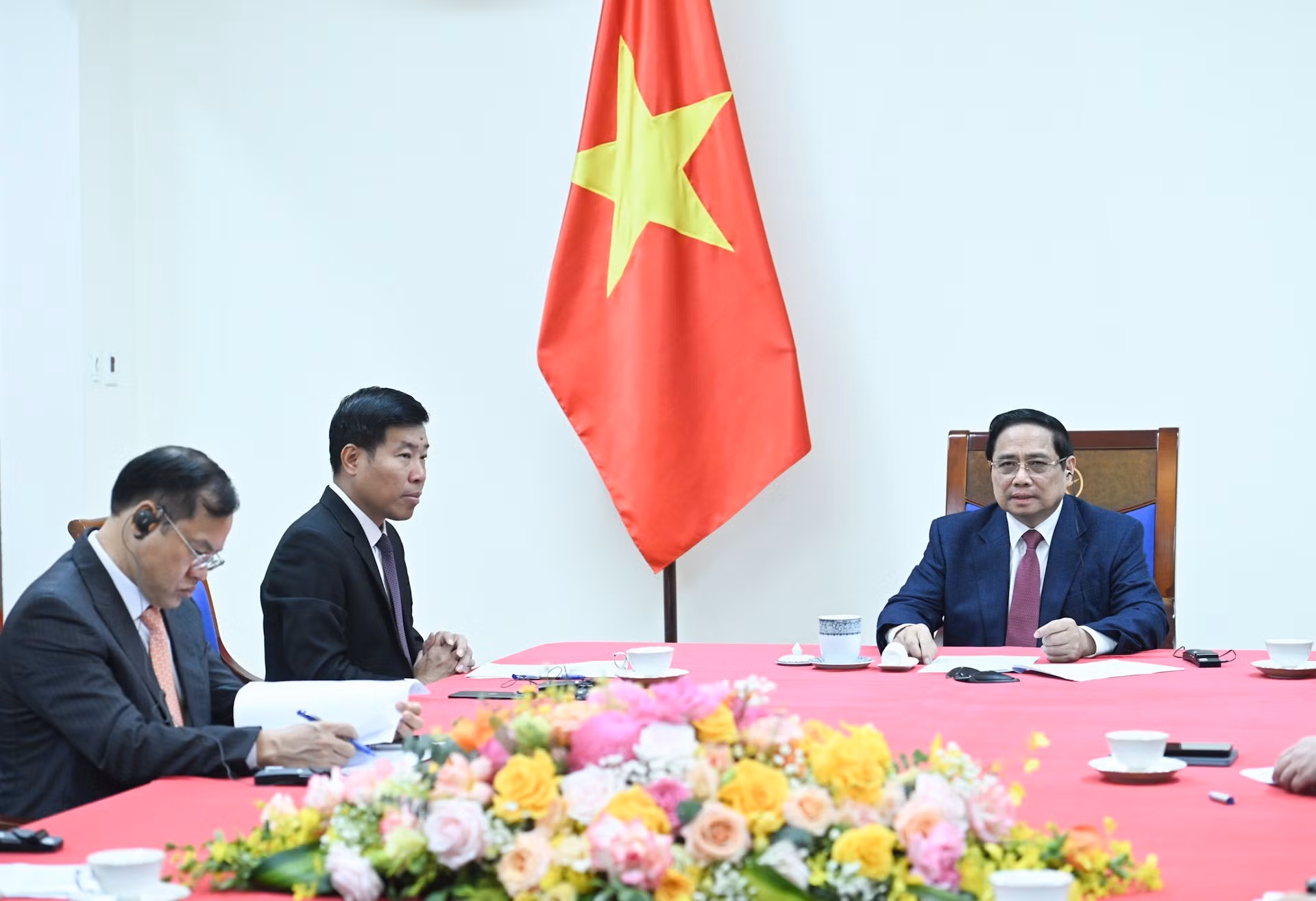 [Foto] Premier vietnamita mantiene conversación telefónica con su homólogo singapurense