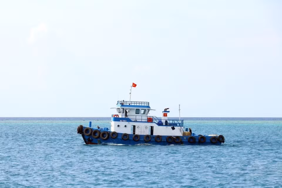 La bandera vietnamita ondea entre el mar y el cielo, reflejando el orgullo nacional y reafirmando la soberanía marítima del país. (Foto: VNA)