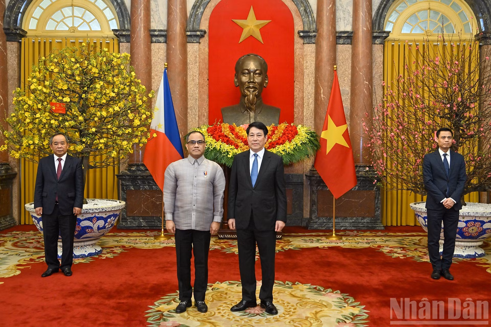 El embajador de Filipinas en Vietnam, Francisco Noel R. Fernandez III, presenta sus cartas credenciales al presidente de Vietnam, Luong Cuong.