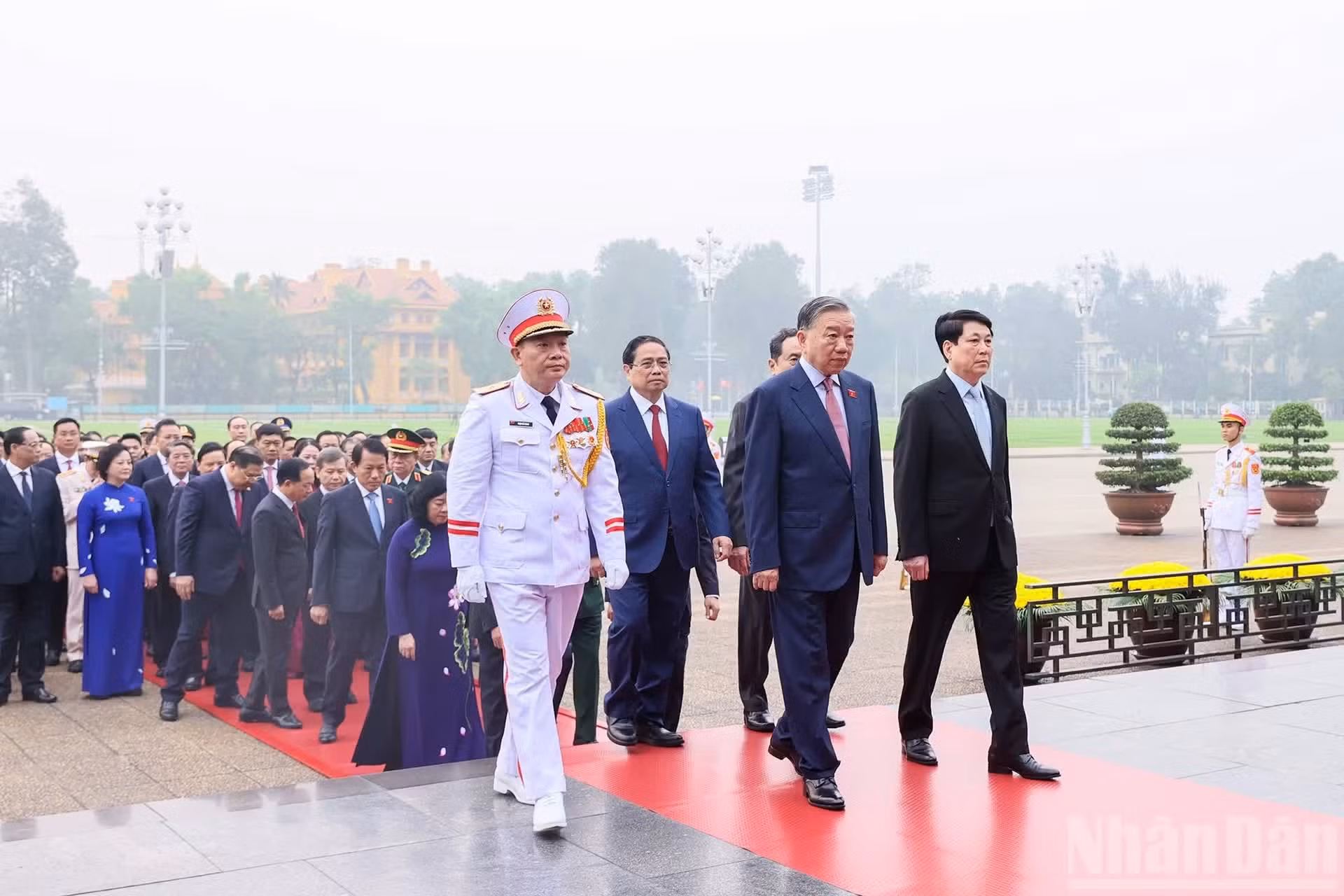 Delegados de la Asamblea Nacional rinden homenaje al Presidente Ho Chi Minh.