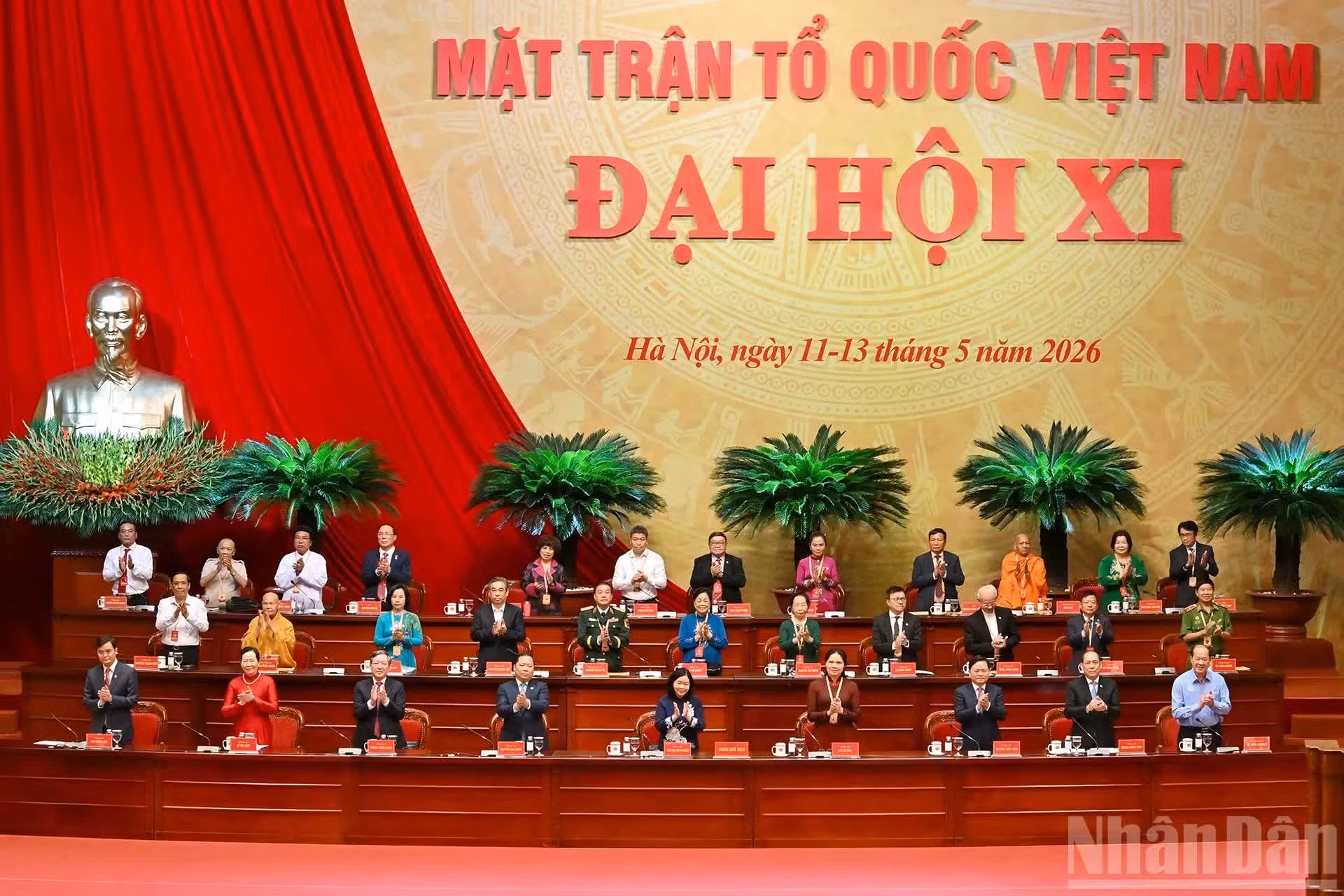 El Presídium del XI Congreso Nacional del FPV se presenta en la sesión preparatoria.