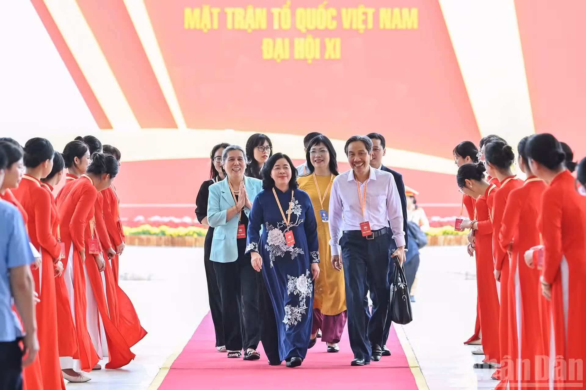 La presidenta del Comité Central del FPV, Bui Thi Minh Hoai, junto con delegados a la sesión.