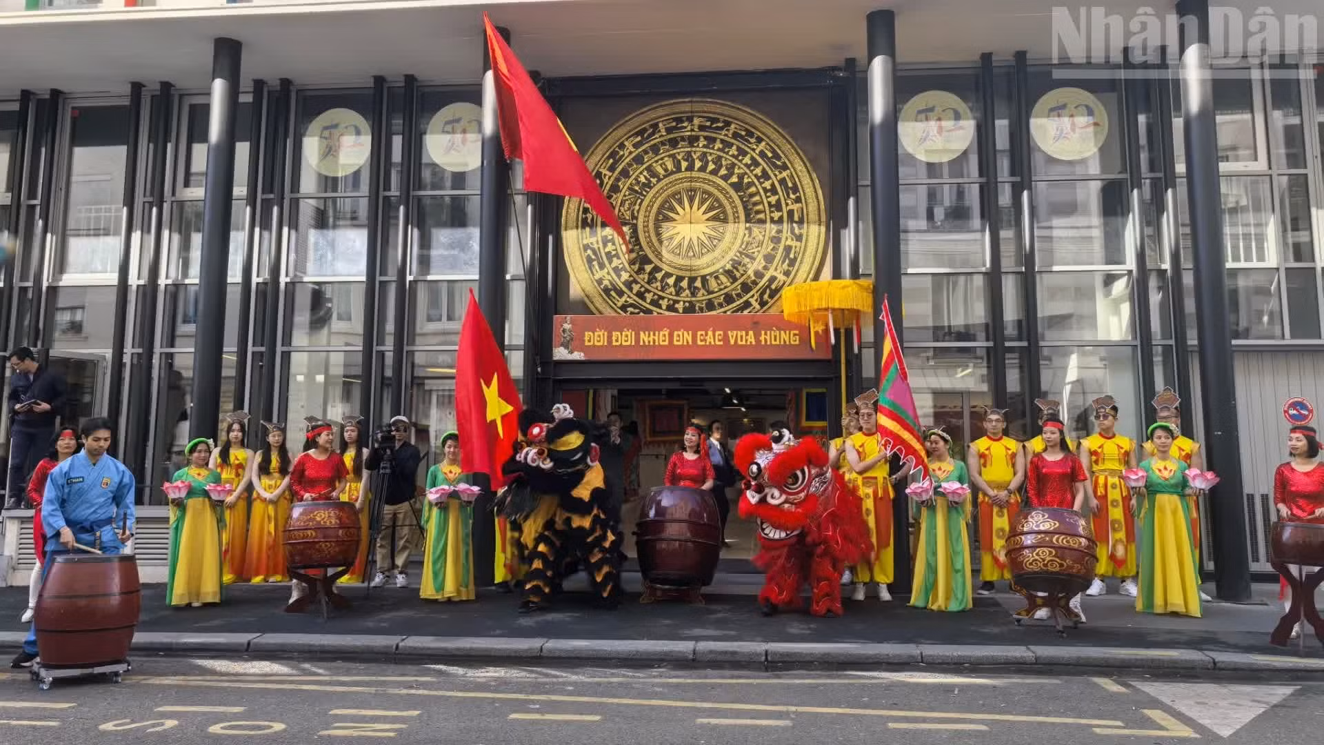 La ceremonia, celebrada por segunda vez en el Centro Cultural de Vietnam en Francia, se inaugura con un espectáculo de tambores y una exhibición de artes marciales tradicionales vietnamitas.