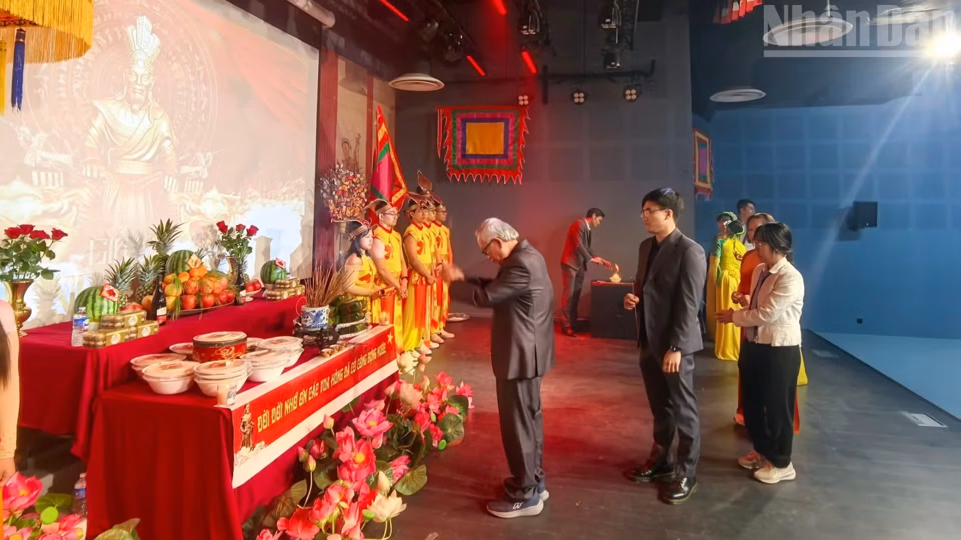 Los connacionales vietnamitas expresan su gratitud a los Reyes Hung.