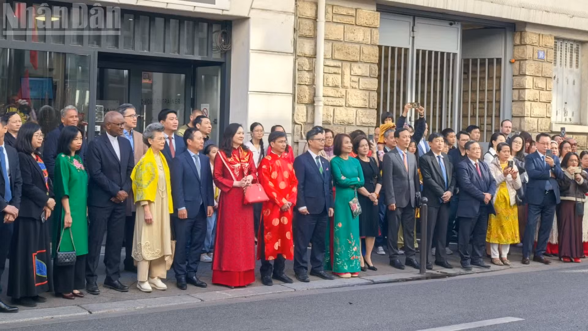 Asisten al evento el embajador de Vietnam en Francia, Trinh Duc Hai, y su esposa; la embajadora y representante permanente de Vietnam ante la Organización de las Naciones Unidas para la Educación, la Ciencia y la Cultura (Unesco), Nguyen Thi Van Anh; la embajadora de Turismo de Vietnam en Francia, Anoa Suzzane Dussol, junto con representantes de la diáspora vietnamita en Francia y amigos internacionales.