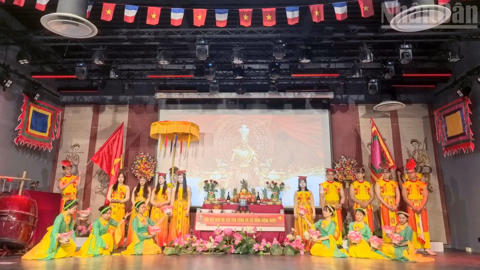 [Foto] Vietnamitas en Francia rinden homenaje a los Reyes Hung