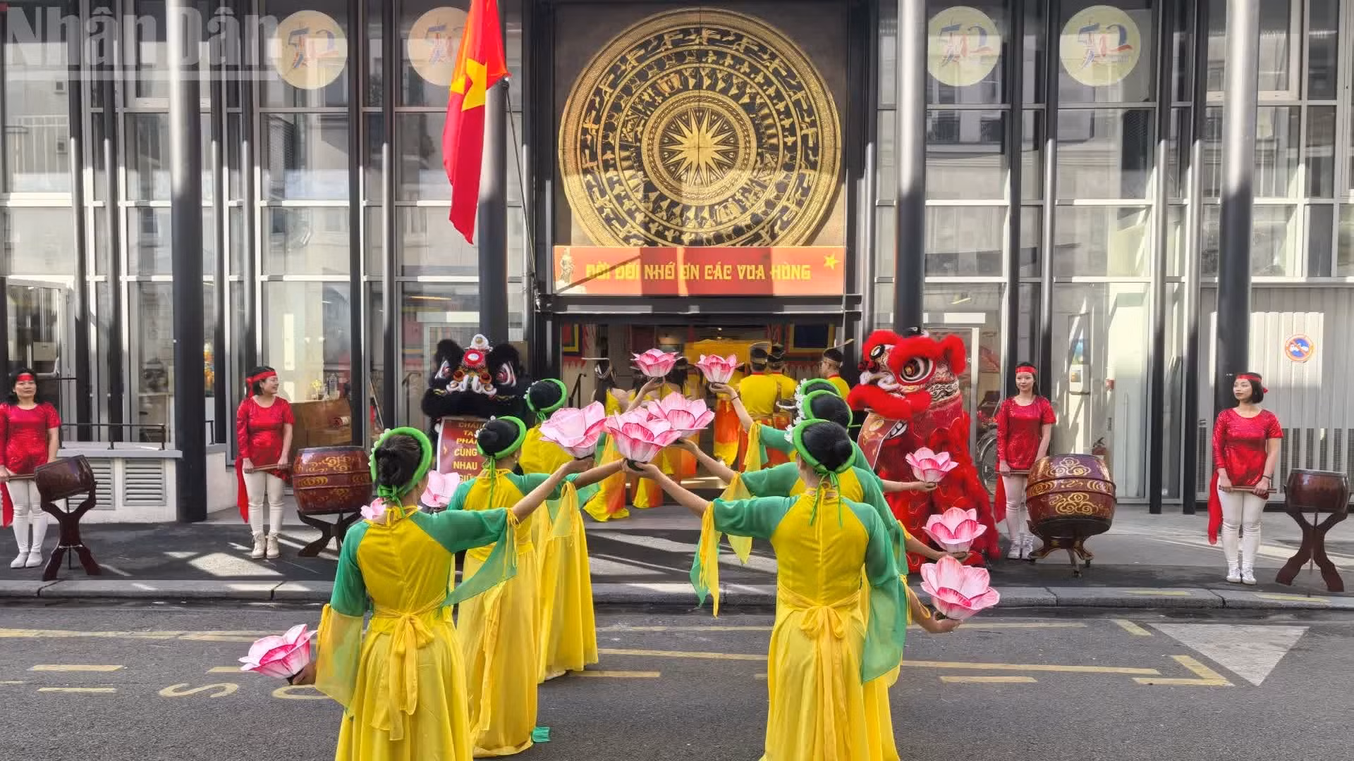 La festividad se ha convertido en un símbolo sagrado del espíritu nacional, que recuerda a cada vietnamita los grandes méritos de los Reyes Hung, fundadores de la nación.