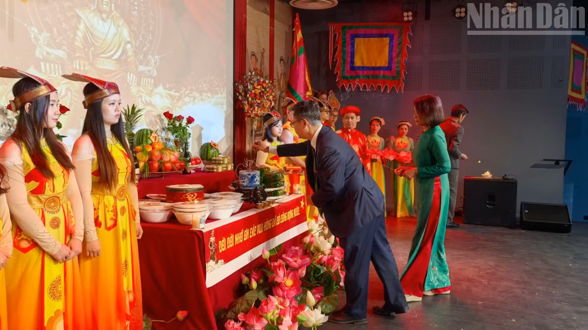 El embajador Trinh Duc Hai y su esposa ofrecen incienso en memoria a los Reyes Hung.