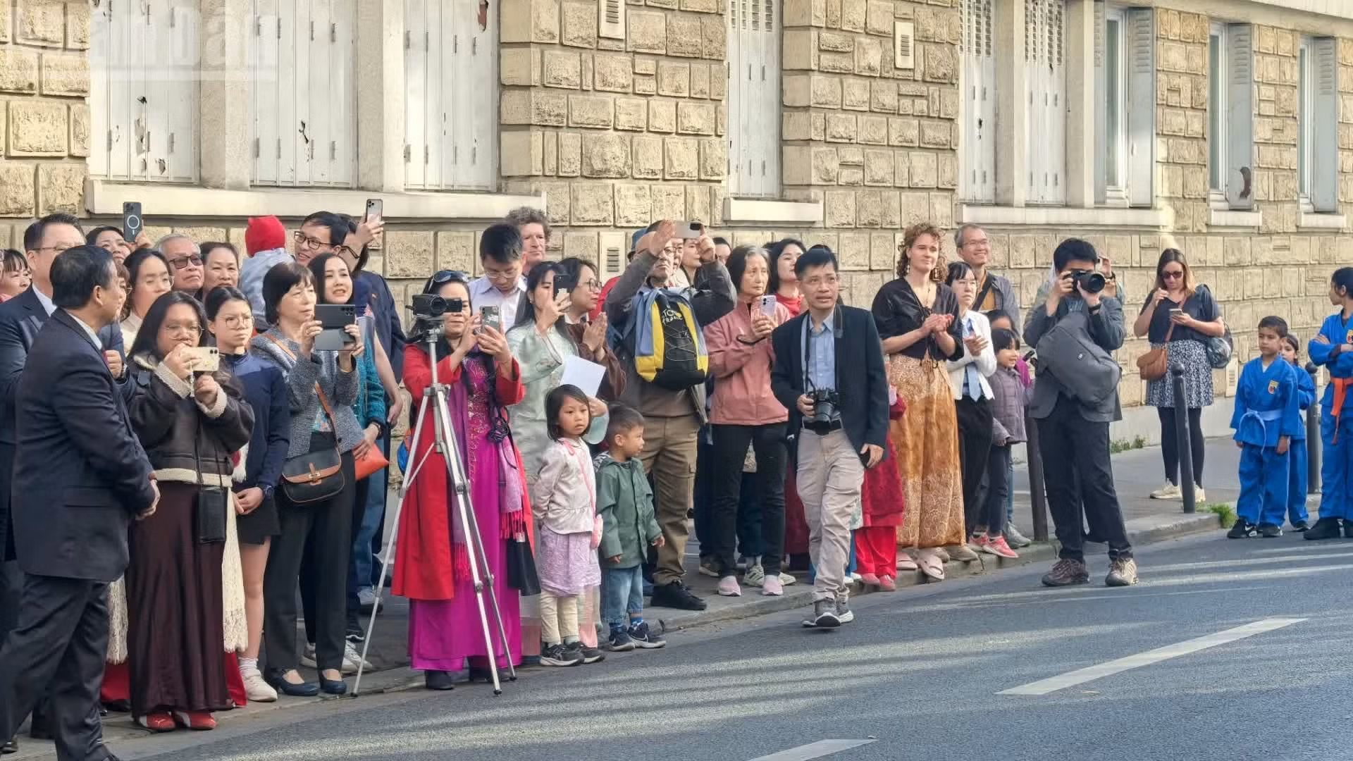 La presencia de connacionales vietnamitas en Francia y de pobladores locales en esta jornada solemne y sagrada es prueba del espíritu de unidad, la gratitud hacia las raíces y el profundo orgullo nacional.
