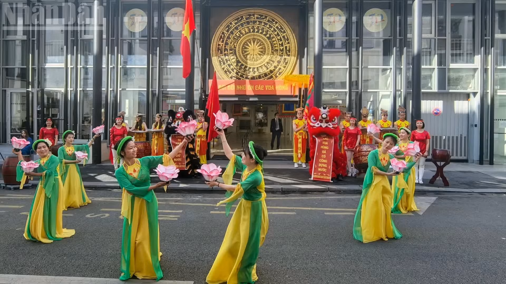 El sonido de los tambores del Centro Cultural, en combinación con la actuación de la compañía de danza Canh Dieu y acompañado por la interpretación de la canción “Hao khi Viet Nam” (Espíritu heroico de Vietnam), recrea el espíritu indomable y el profundo patriotismo del pueblo vietnamita a lo largo de generaciones.