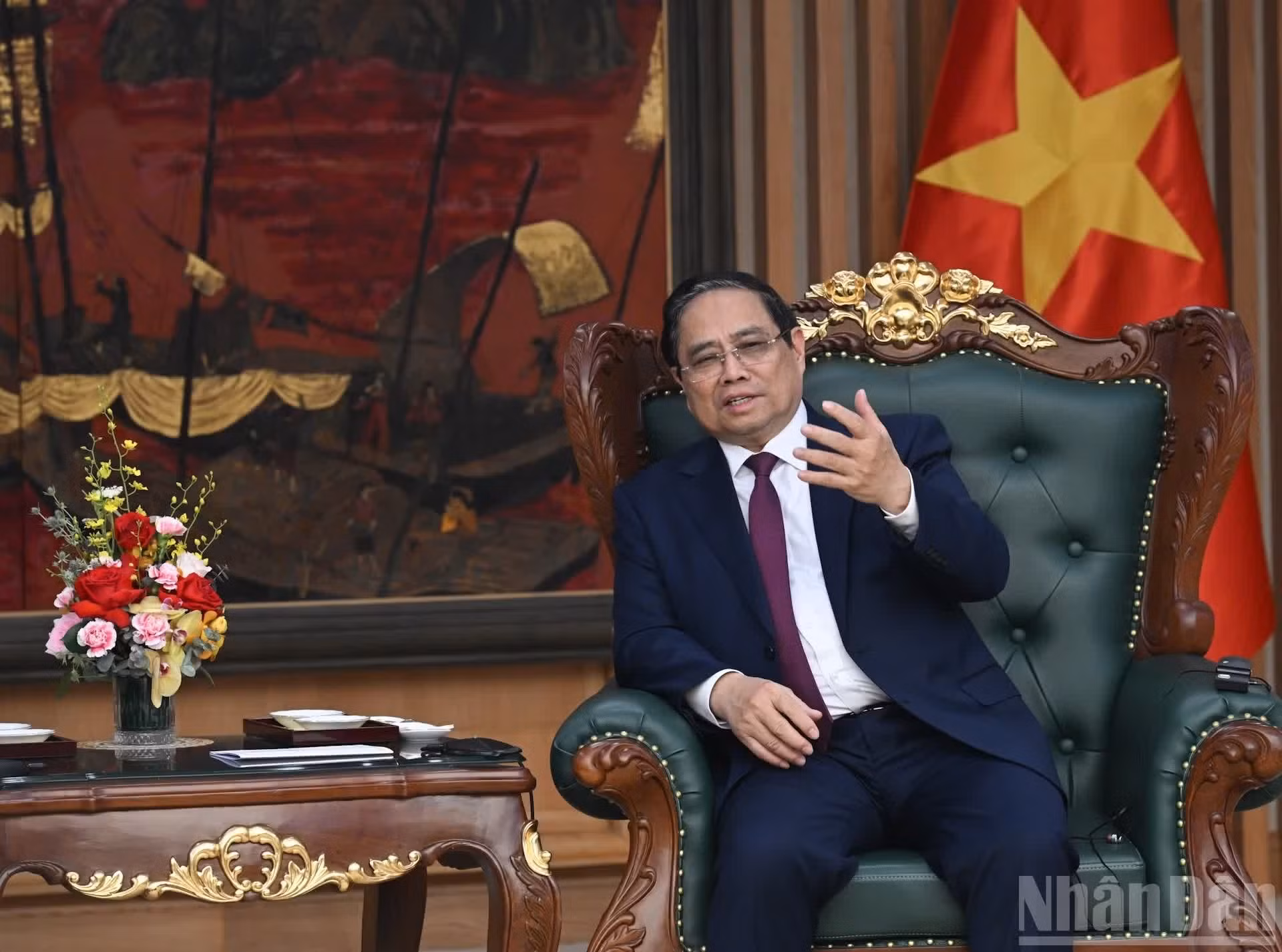 El primer ministro Pham Minh Chinh interviene en la reunión.