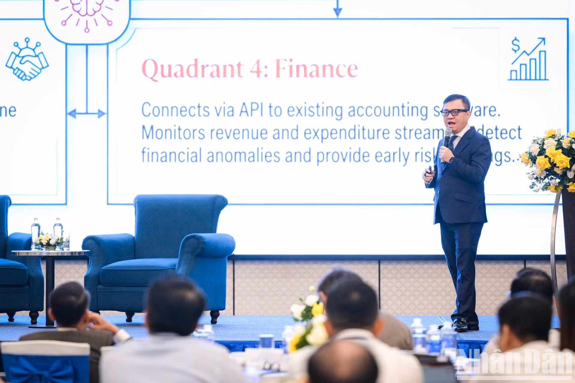 Le Quoc Minh, miembro del Comité Central del Partido Comunista de Vietnam, subjefe de la Comisión de Comunicación y Educación del CCPCV, presidente-editor del periódico Nhan Dan y presidente de la Asociación de Periodistas Vietnamitas, presenta una ponencia sobre la visión estratégica de la inteligencia artificial en el sector de los medios de comunicación y el periodismo.