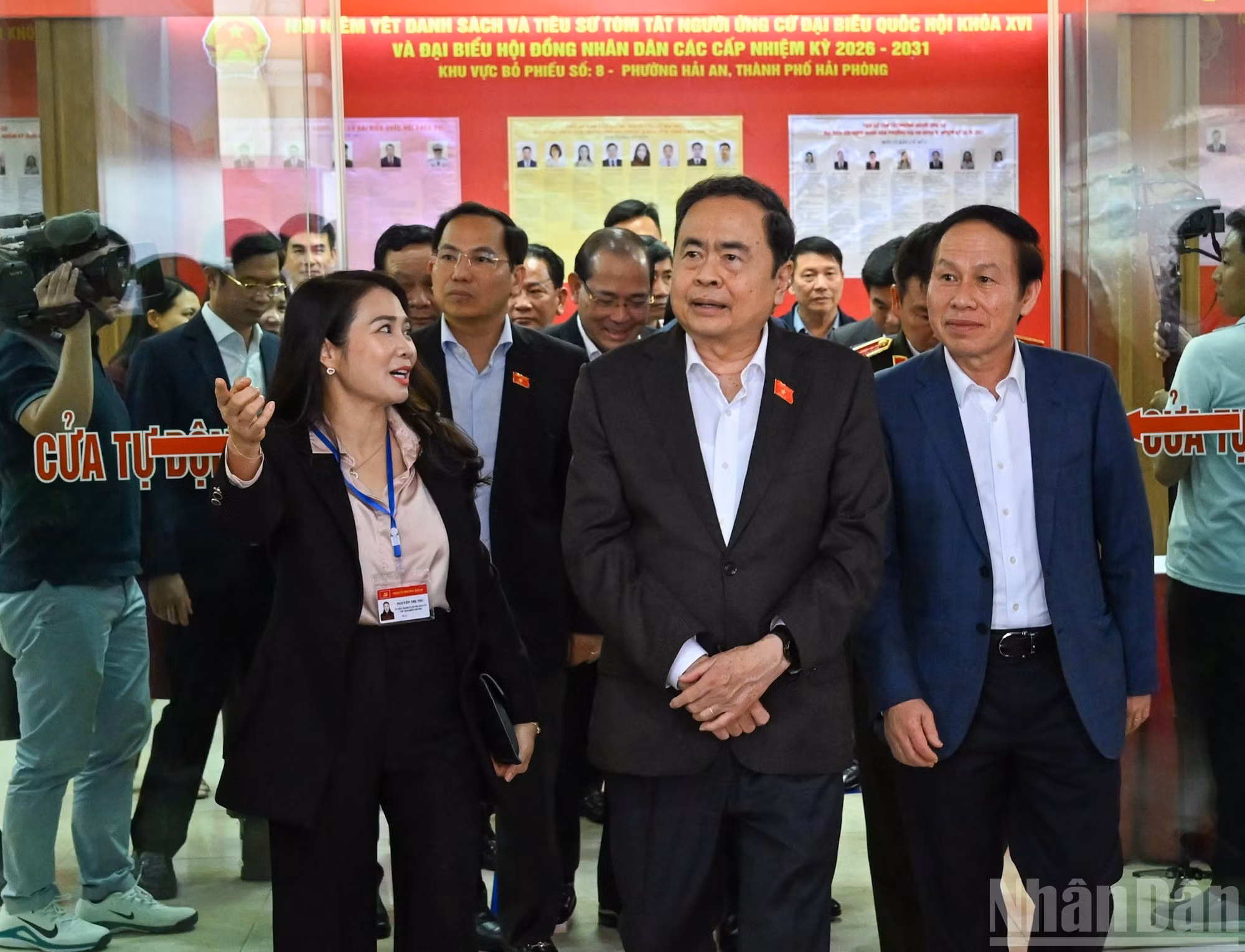 El presidente de la ANV, Tran Thanh Man, inspecciona los preparativos electorales en el barrio de Hai An, de la ciudad de Hai Phong. (Foto: Duy Linh)