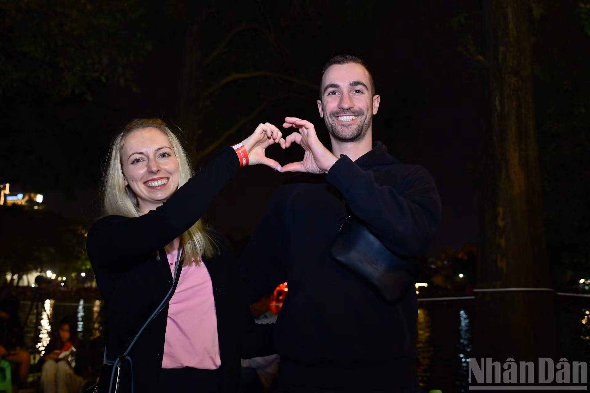 Sarah y Michael, procedentes de Alemania, disfrutan de sus vacaciones y celebran el Año Nuevo 2026 en Vietnam.