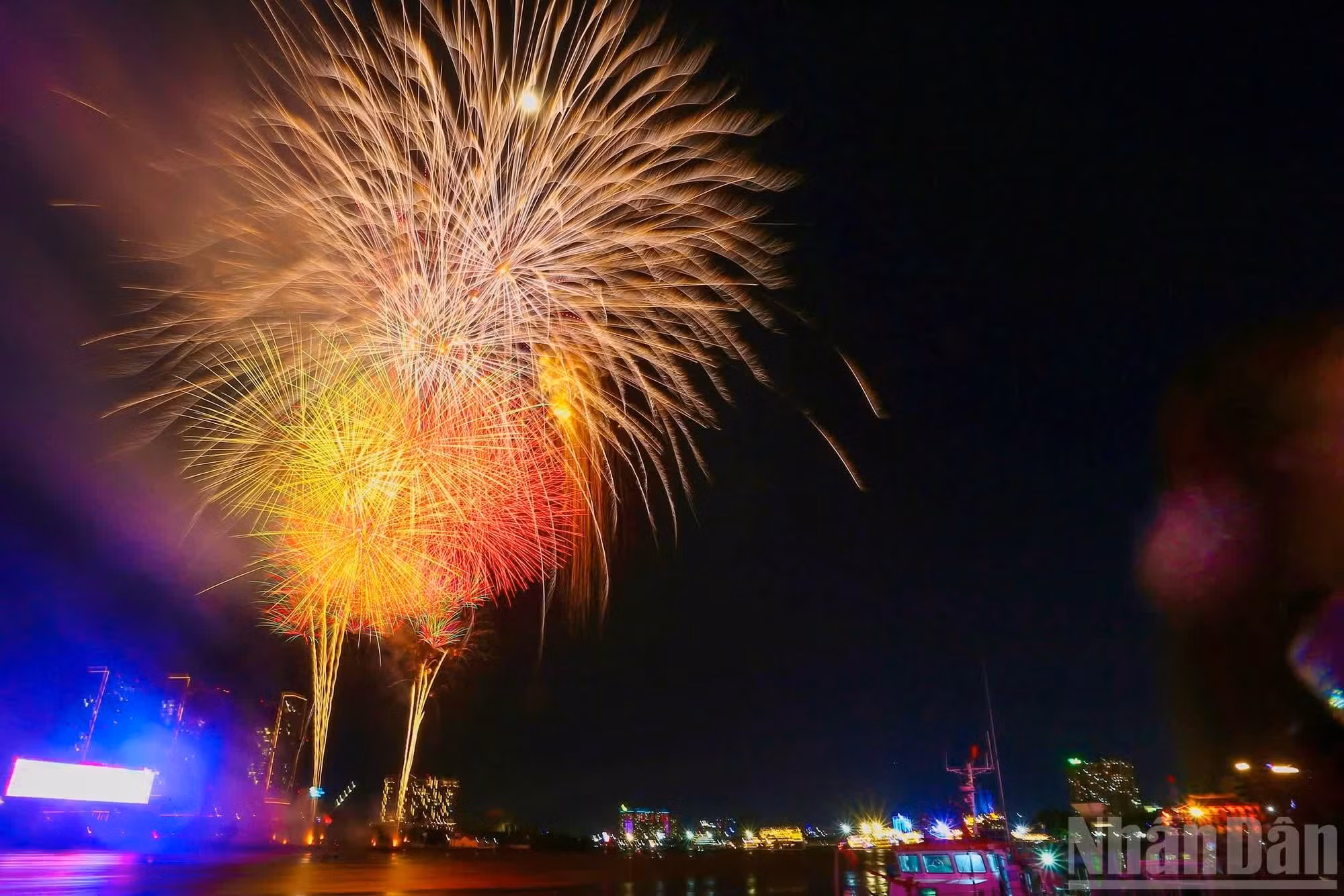 A las 21:00 horas, el espectáculo de fuegos artificiales comenzó de manera simultánea en toda la ciudad.