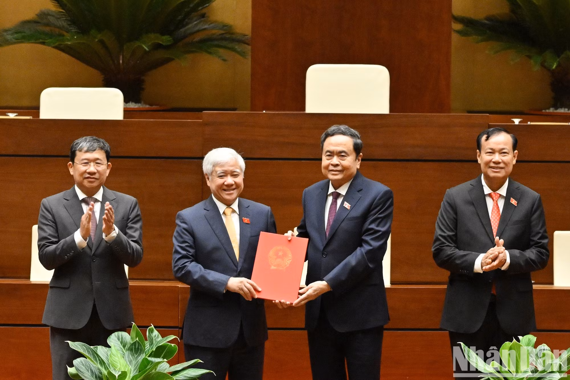Tran Thanh Man entrega la Resolución del Comité Permanente de la Asamblea Nacional sobre el establecimiento de la Organización de Parlamentarios de Amistad de Vietnam para la XVI Legislatura al Presídium de la organización.