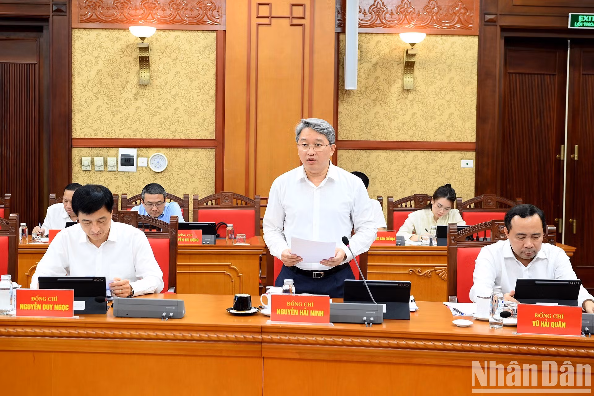 Nguyen Hai Ninh, miembro del Comité Central del PCV y jefe de la Oficina del Comité Central del Partido, interviene en la reunión.
