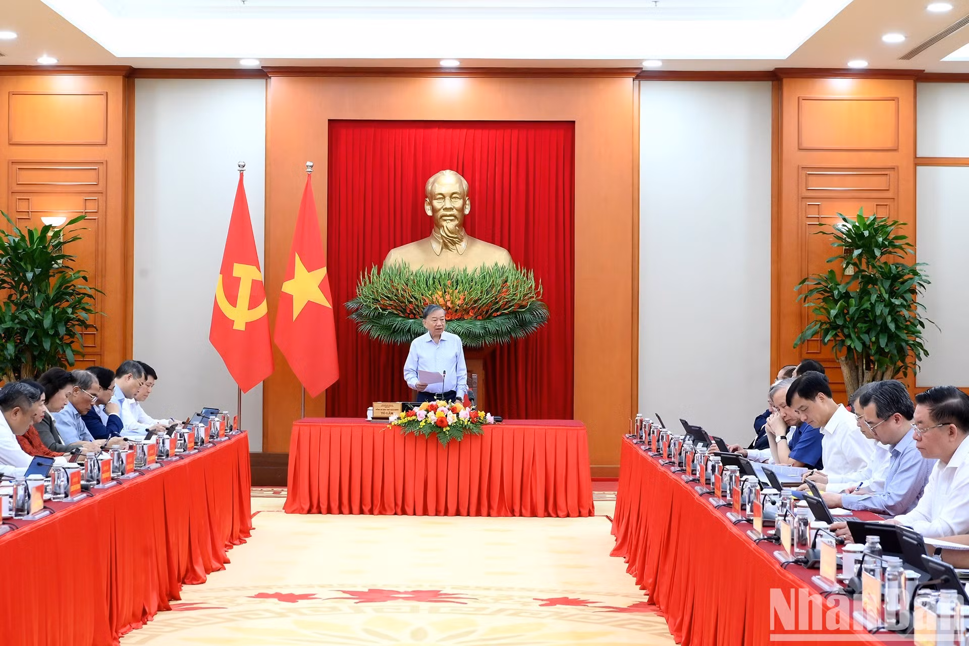 El secretario general del PCV y presidente de Vietnam, To Lam, preside la reunión.