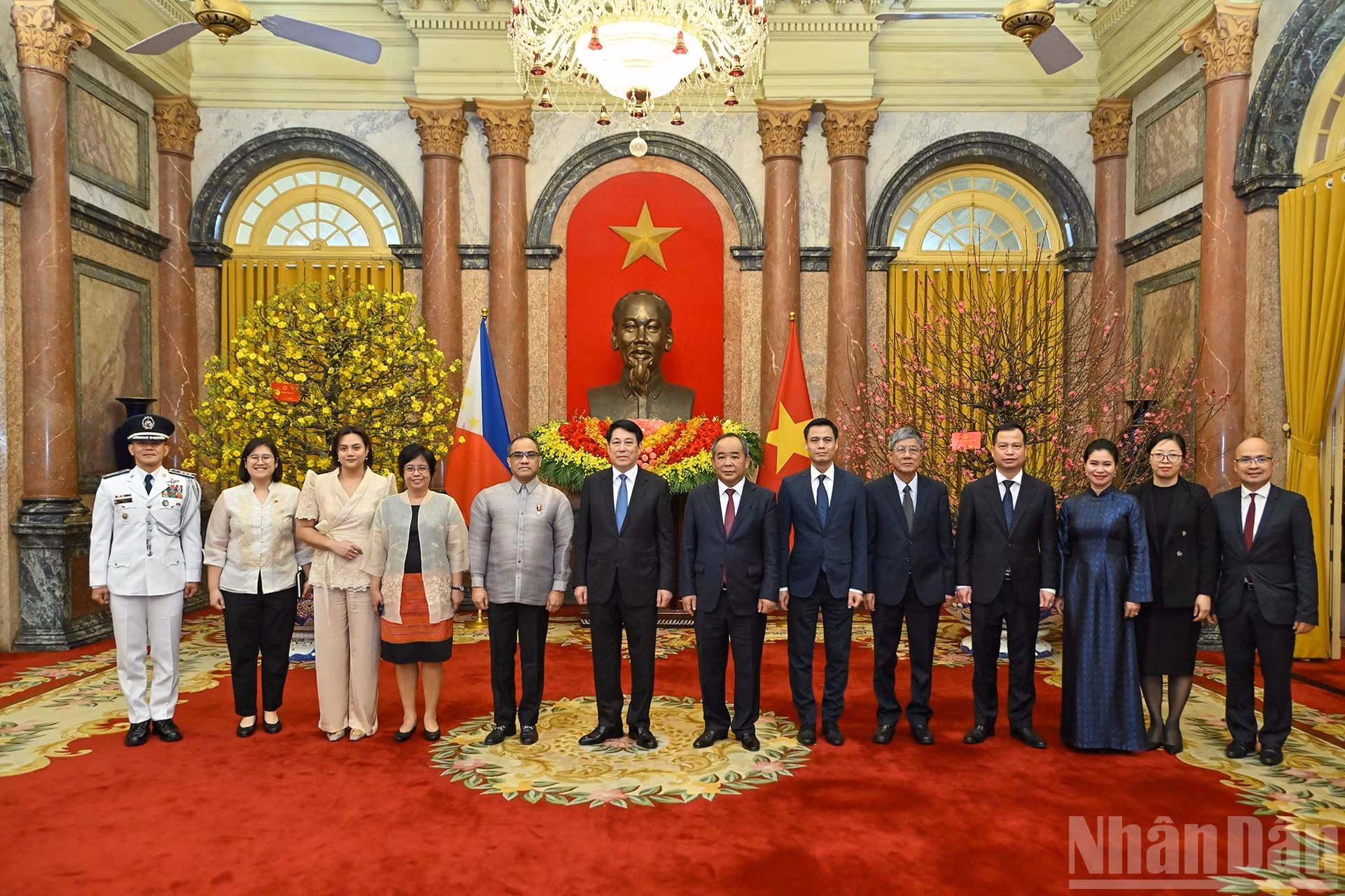 El embajador de Filipinas en Vietnam, Francisco Noel R. Fernandez III, junto a los delegados durante la ceremonia.