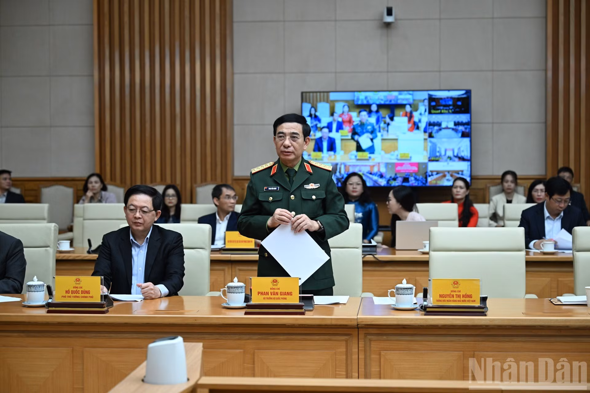 El general Phan Van Giang, ministro de Defensa, interviene en la cita.