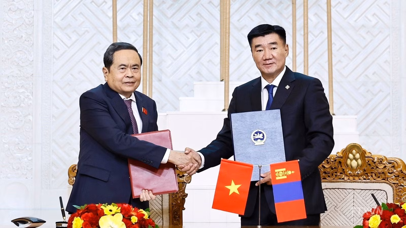 Los presidentes de los parlamentos de Vietnam y Mongolia, Tran Thanh Man y Sandag Byambatsogt, firman el Memorando de Entendimiento sobre cooperación entre ambos órganos legislativos. (Foto: Doan Tan/VNA)