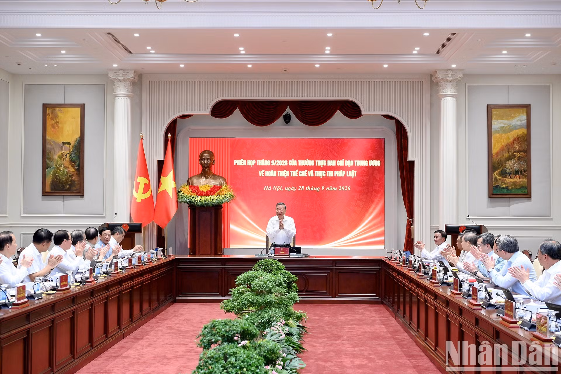 El primer ministro Le Minh Hung, el miembro permanente del Secretariado del Comité Central del PCV, Tran Cam Tu, y otros dirigentes del Partido y del Estado asisten a la reunión.