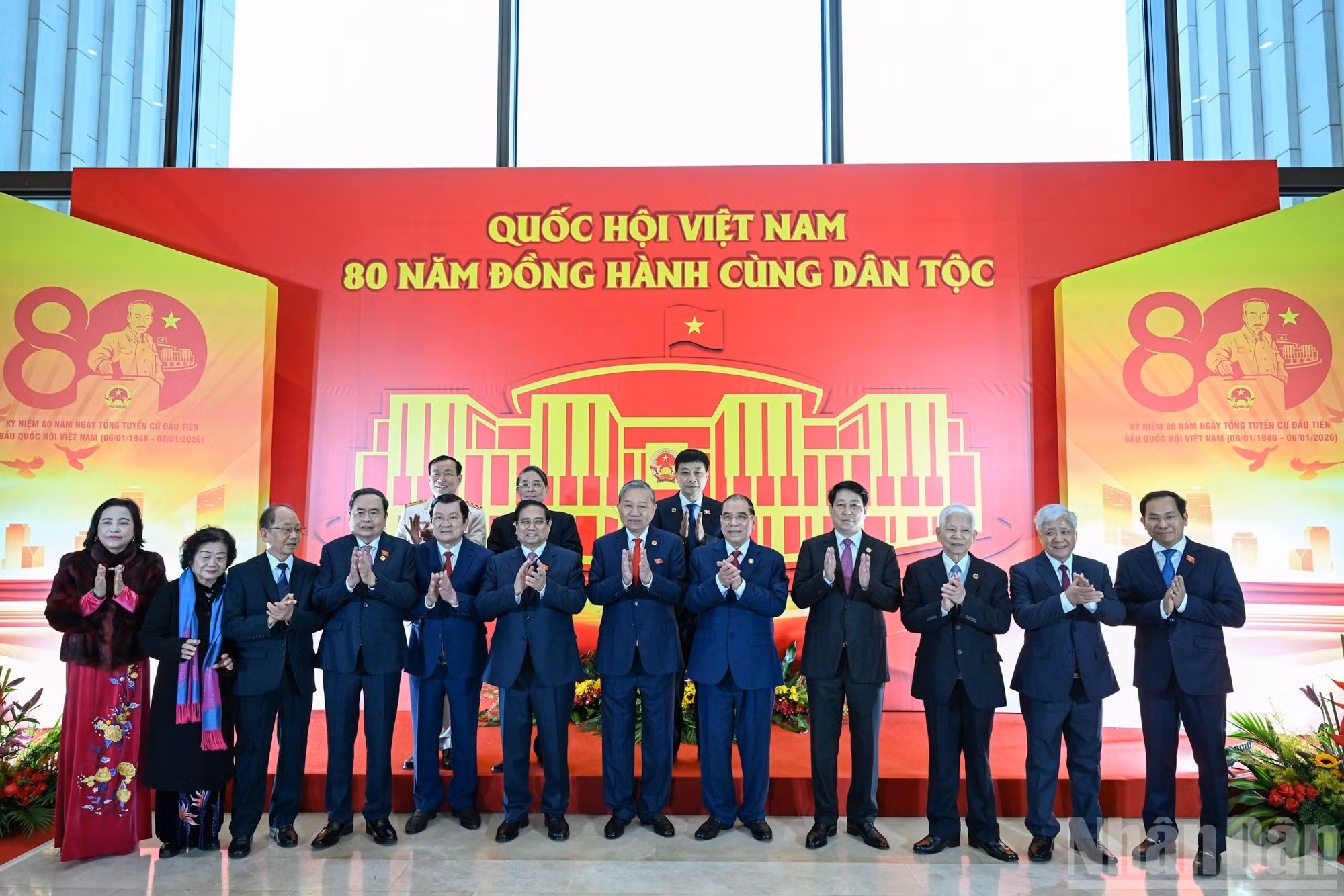 El secretario general del PCV, To Lam; el presidente del Estado, Luong Cuong; el primer ministro, Pham Minh Chinh; el presidente de la Asamblea Nacional, Tran Thanh Man; el miembro permanente del Secretariado del PCV, Tran Cam Tu, y los delegados en el acto. 