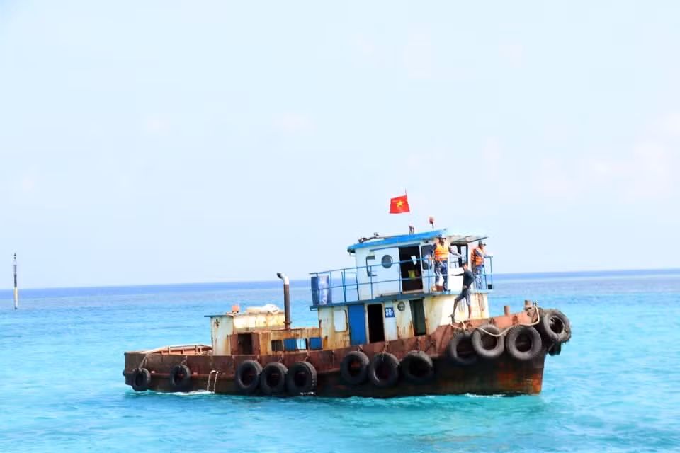 La bandera de Vietnam ondea en un remolcador cerca del muelle de la isla Da Lon B, en un entorno marítimo estratégico. (Foto: VNA)