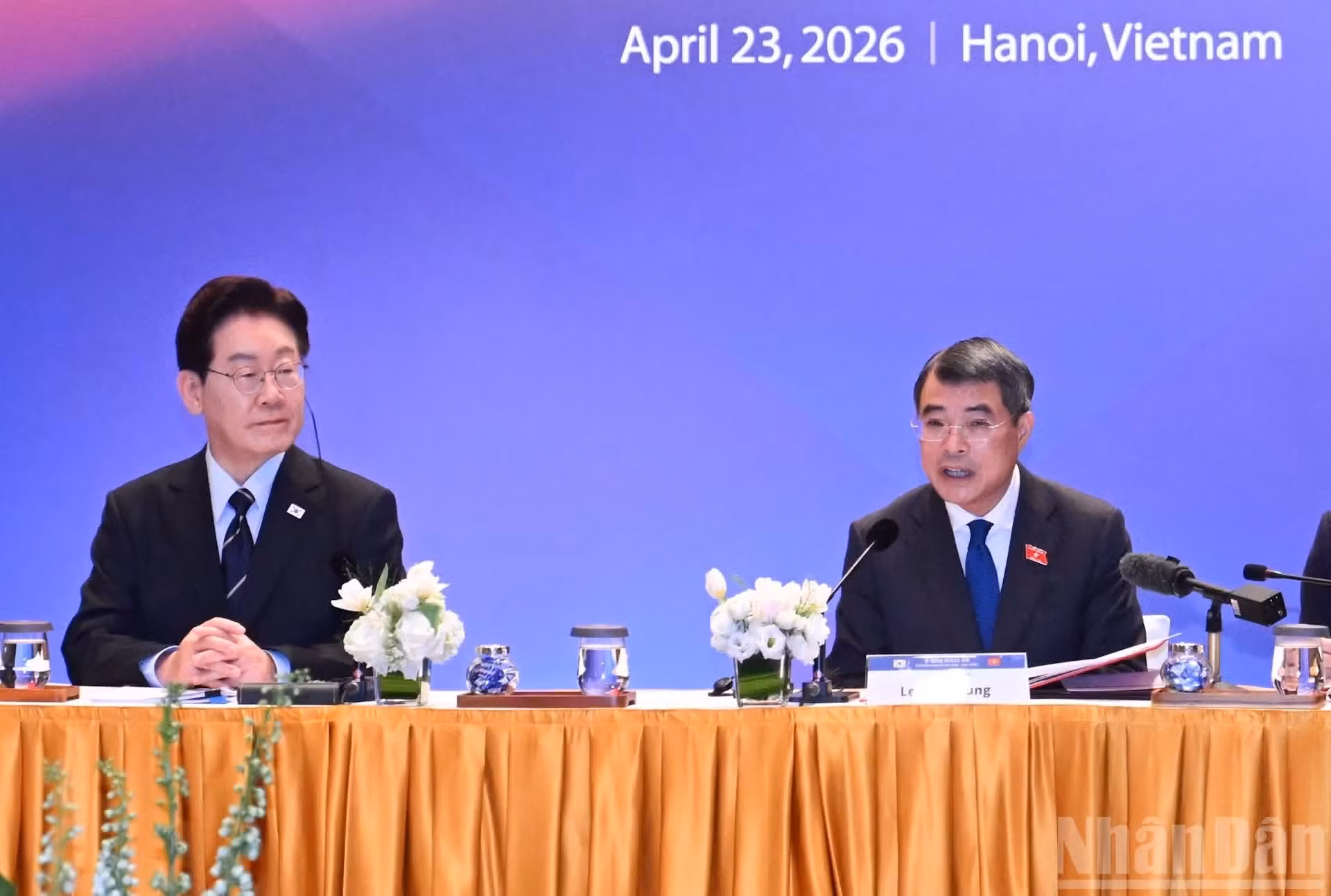El primer ministro Le Minh Hung y el presidente Lee Jae Myung asisten a la mesa redonda con empresas de Vietnam y Corea del Sur.