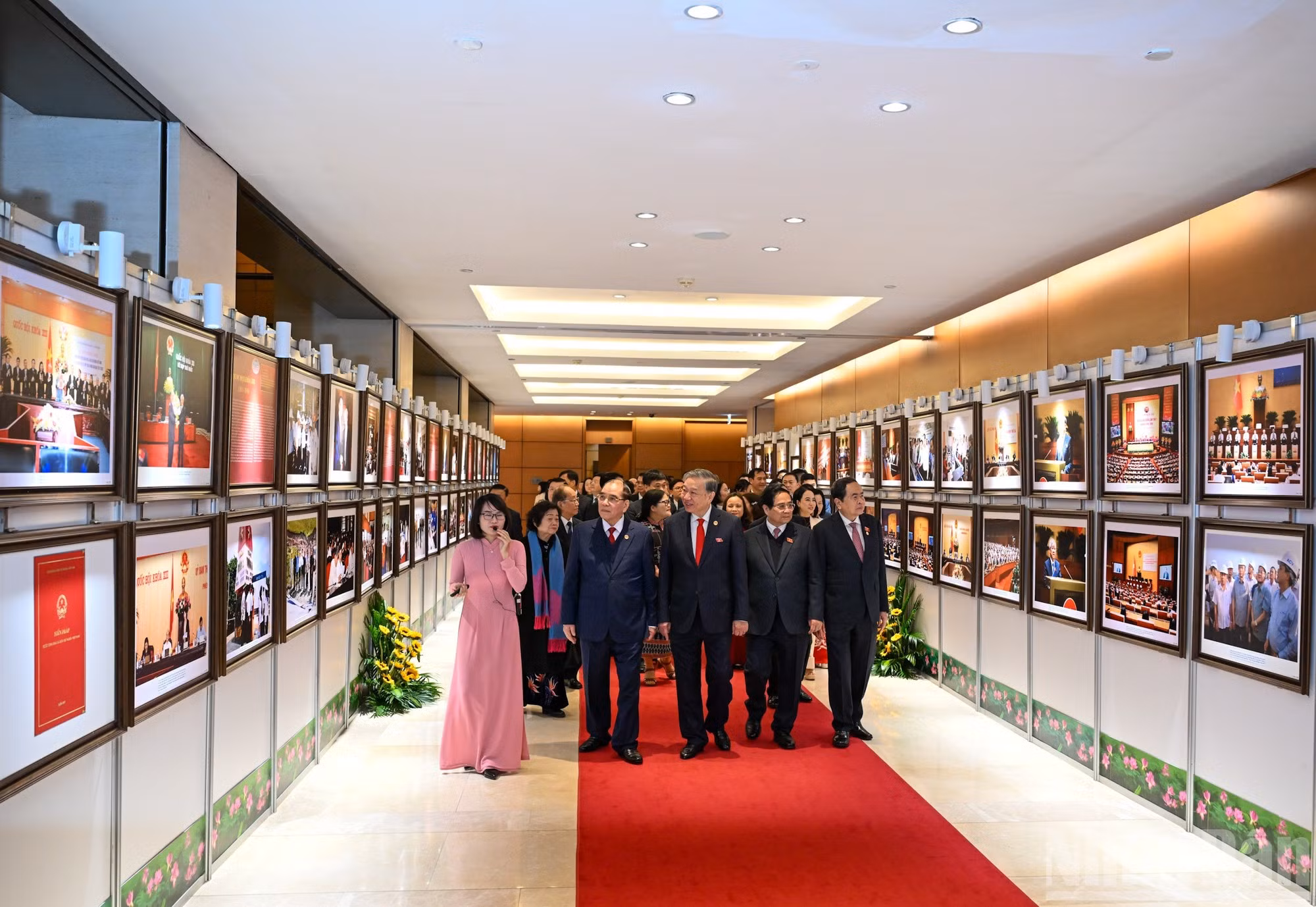 El secretario general del PCV, To Lam, junto con dirigentes y exlíderes del Partido y del Estado, visita la exposición.