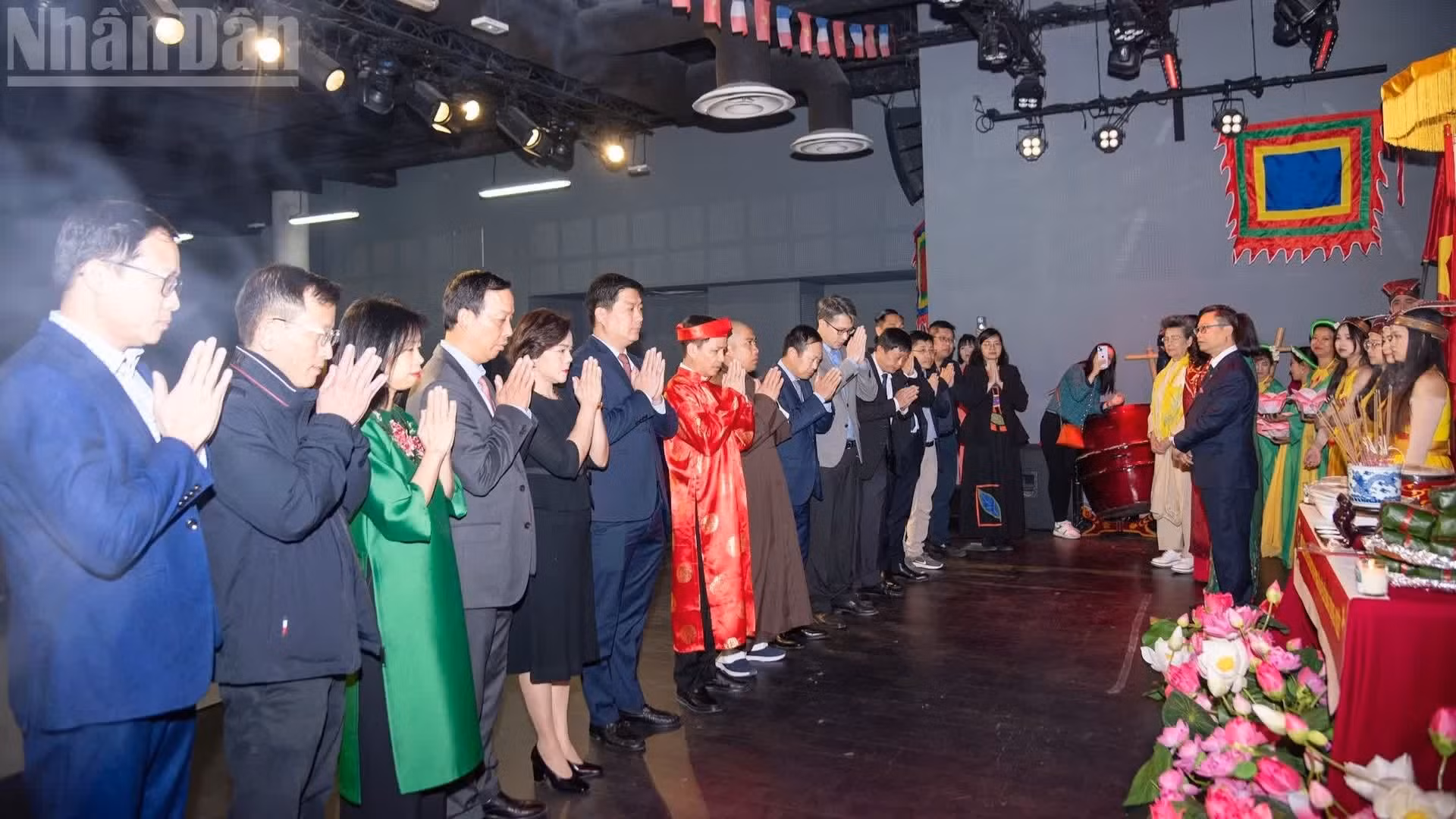 Las representaciones diplomáticas de Vietnam en Francia ofrecen incienso en memoria a los Reyes Hung.
