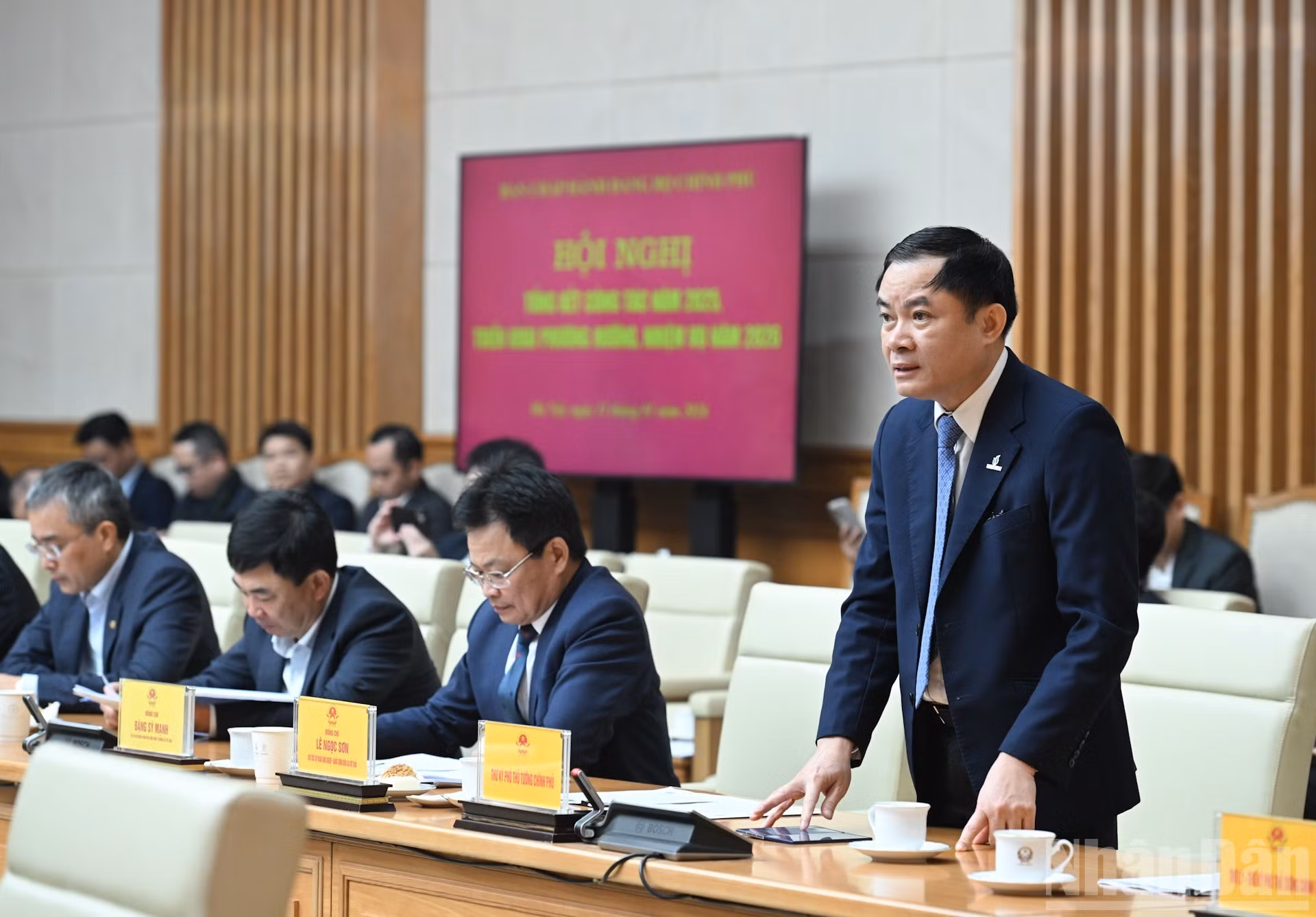 El presidente del Consejo de Miembros del Grupo Nacional de Industria y Energía de Vietnam, Le Ngoc Son, presenta una ponencia.