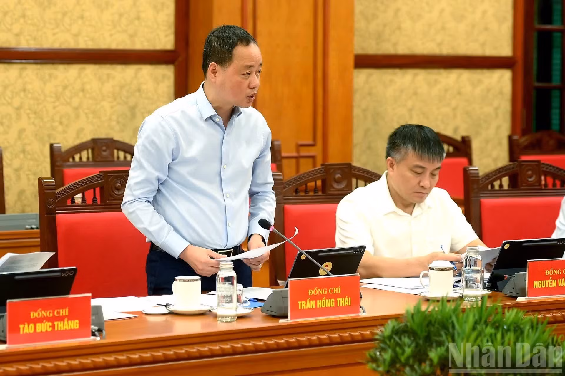 Tran Hong Thai, miembro del Comité Central del PCV y presidente de la Academia de Ciencia y Tecnología de Vietnam, presenta un informe en la reunión.