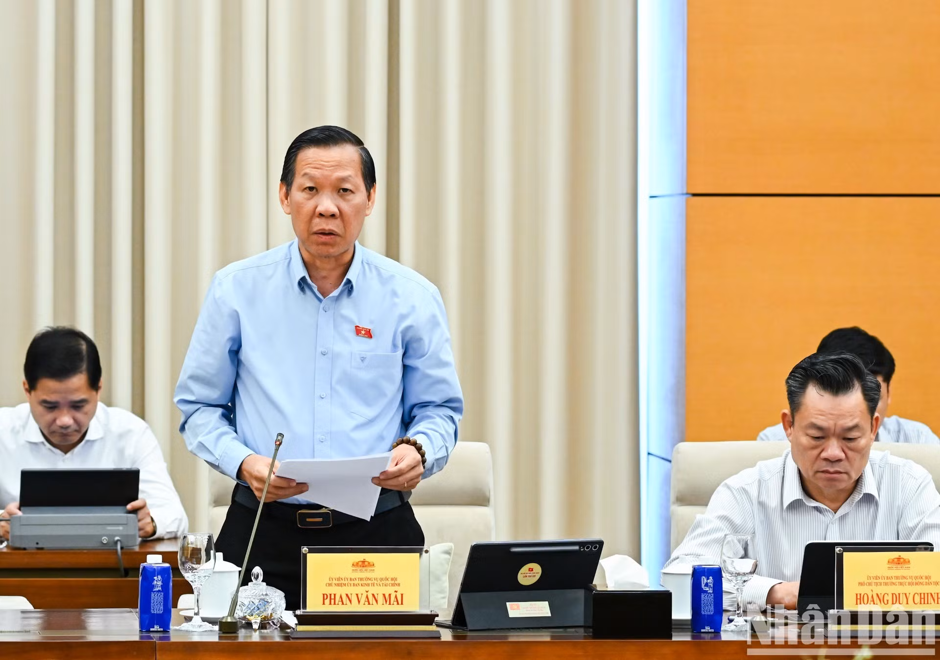 El presidente de la Comisión de Asuntos Económicos y Financieros de la Asamblea Nacional, Phan Van Mai, presenta el informe de evaluación preliminar sobre el proyecto de Ley de Valores. (Foto: DUY LINH)