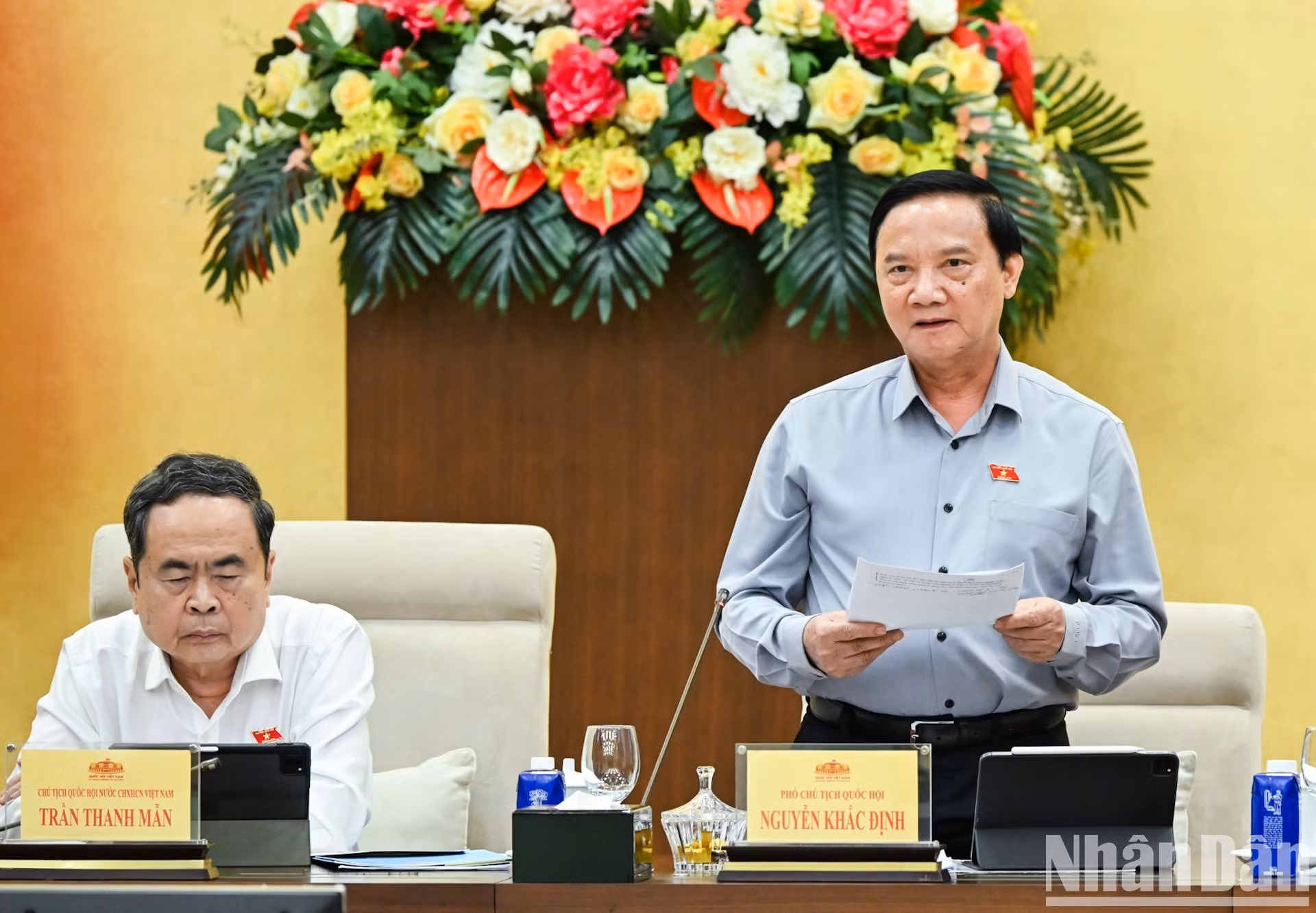 El vicepresidente de la Asamblea Nacional Nguyen Khac Dinh interviene en la reunión. (Foto: DUY LINH)