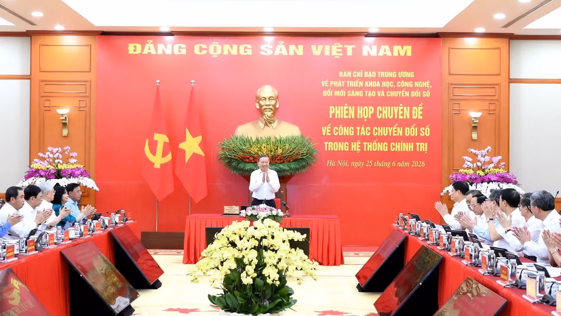 El secretario general del PCV y presidente de Vietnam, To Lam, interviene en la reunión temática sobre la transformación digital en el sistema político.