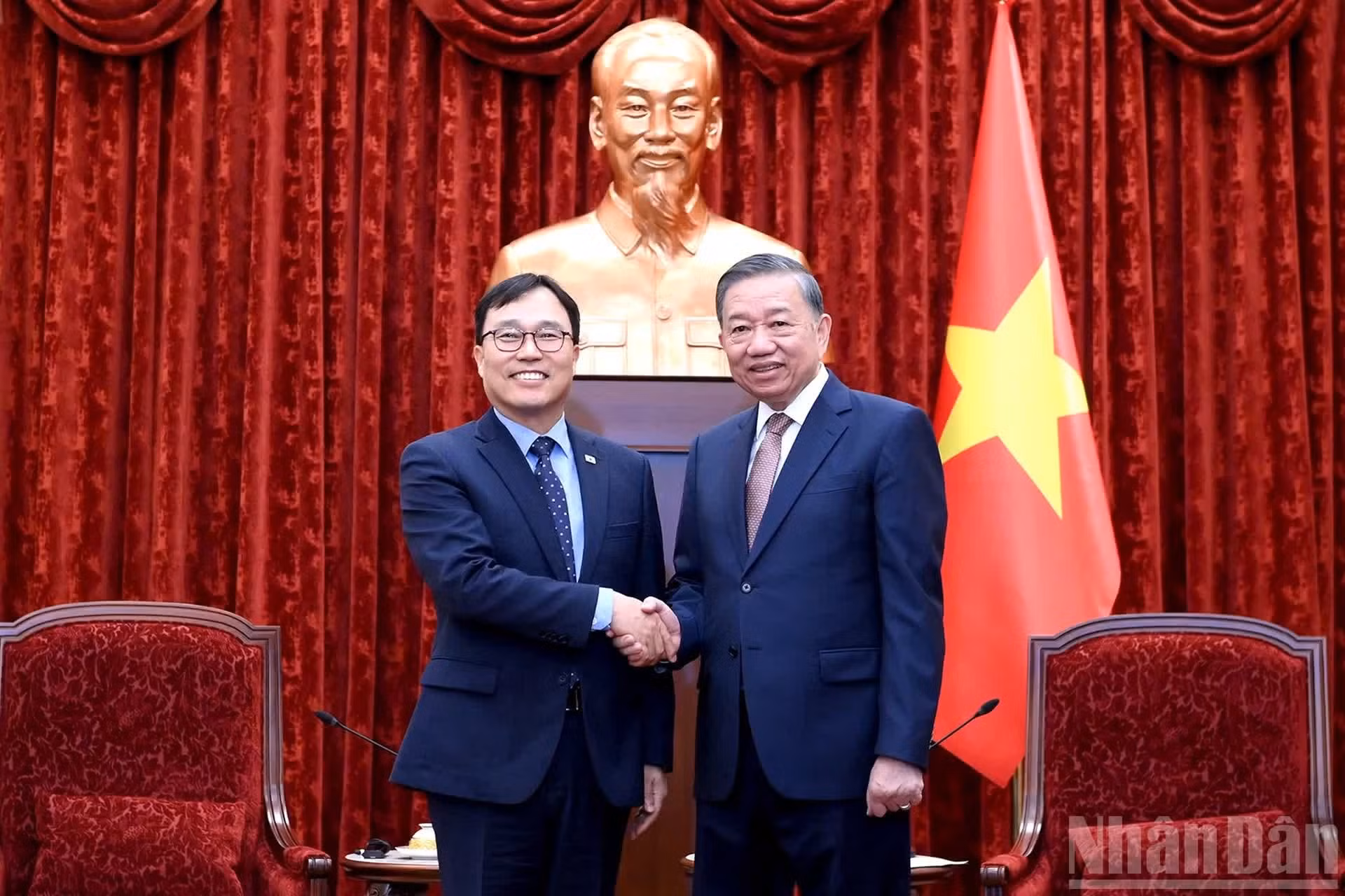 El secretario general del PCV y presidente de Vietnam, To Lam, y el embajador de Corea del Sur en Vietnam, Choi Youngsam.