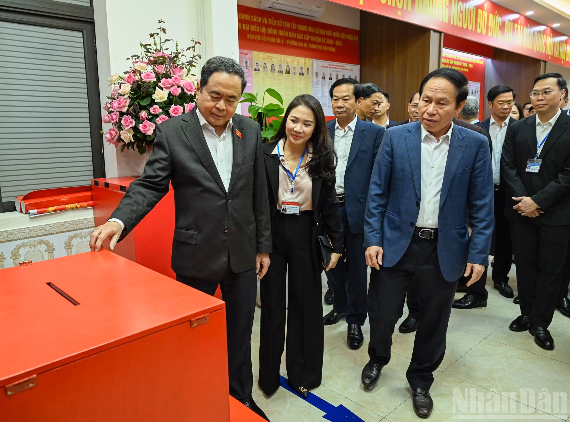 Tran Thanh Man, titular del Consejo Electoral Nacional, inspecciona los preparativos electorales en el barrio de Hai An, de la ciudad de Hai Phong. (Foto: Duy Linh)