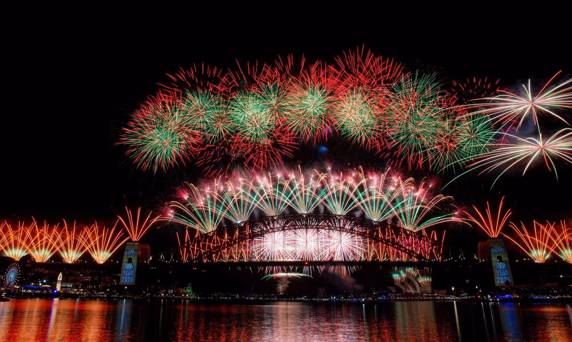 Un espectáculo pirotécnico despierta la admiración de los presentes al dar la bienvenida al Año Nuevo 2026 en el puente del puerto de Sídney, Australia.