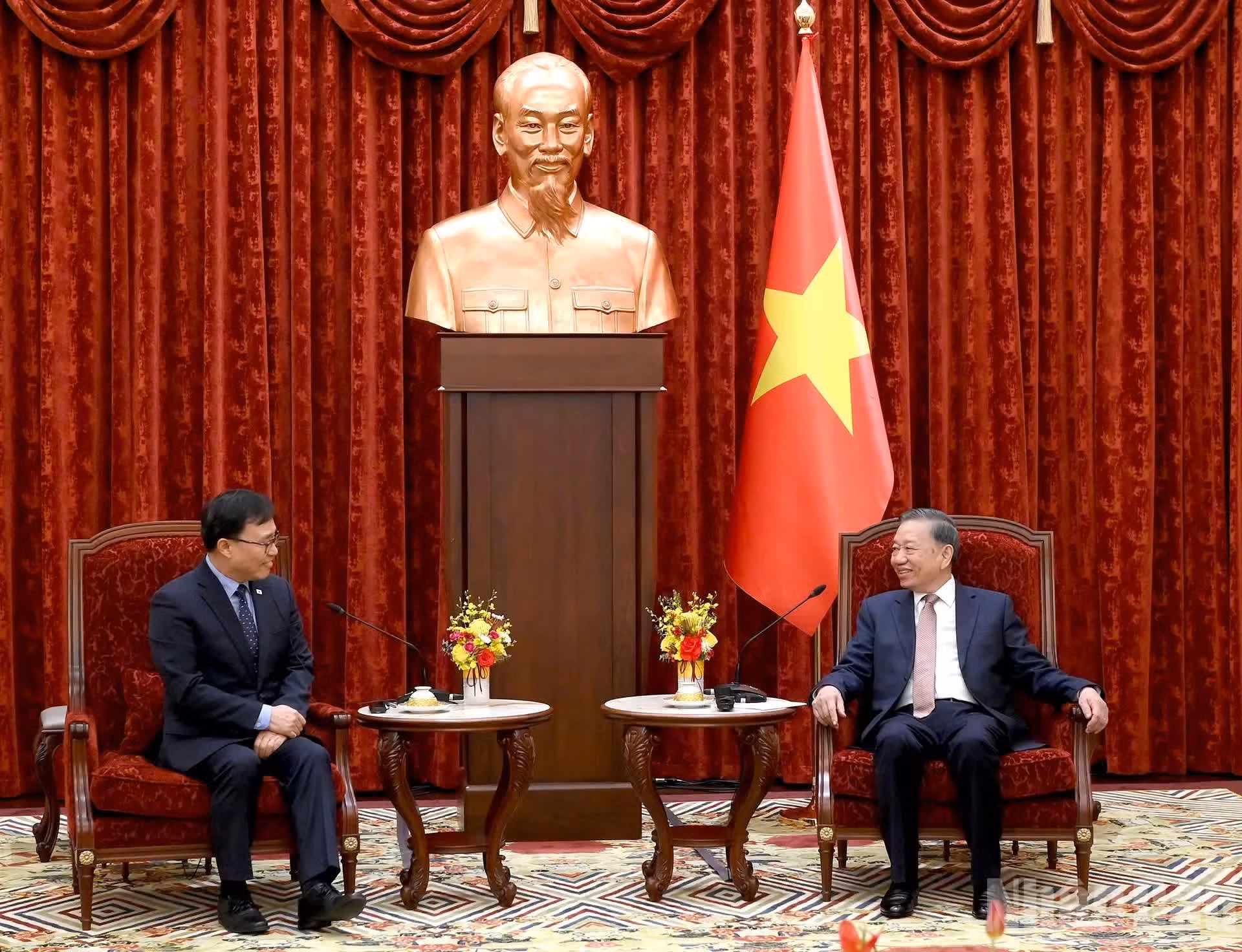 El secretario general del PCV y presidente de Vietnam, To Lam, recibe al embajador de Corea del Sur en Vietnam, Choi Youngsam.