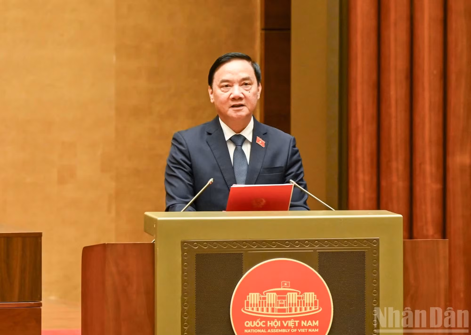 El vicepresidente de la Asamblea Nacional de la XV legislatura Nguyen Khac Dinh dirige la ceremonia de juramento.