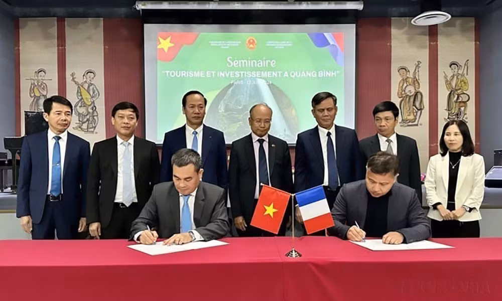 Ceremonia de firma de acuerdos de cooperación entre Vietnam y Francia durante la Conferencia de promoción de inversiones y turismo de Quang Binh, organizada por el Comité Popular de la provincia de Quang Binh (antes de la reorganización administrativa) en coordinación con la embajada de Hanói en París, el 12 de junio de 2024. (Foto: VNA)