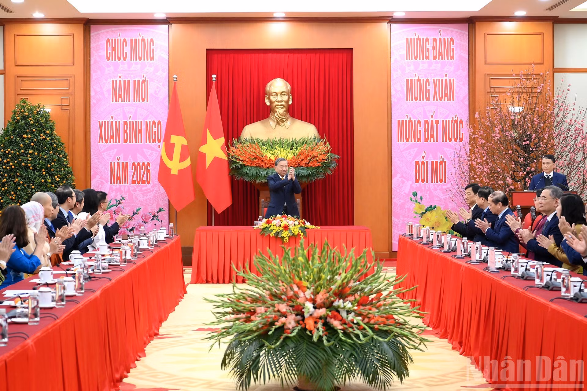 El secretario general del PCV, To Lam, preside el encuentro con la delegación de representantes destacados de la comunidad de vietnamitas en el exterior que participarán en el Programa “Primavera en la Patria 2026”.