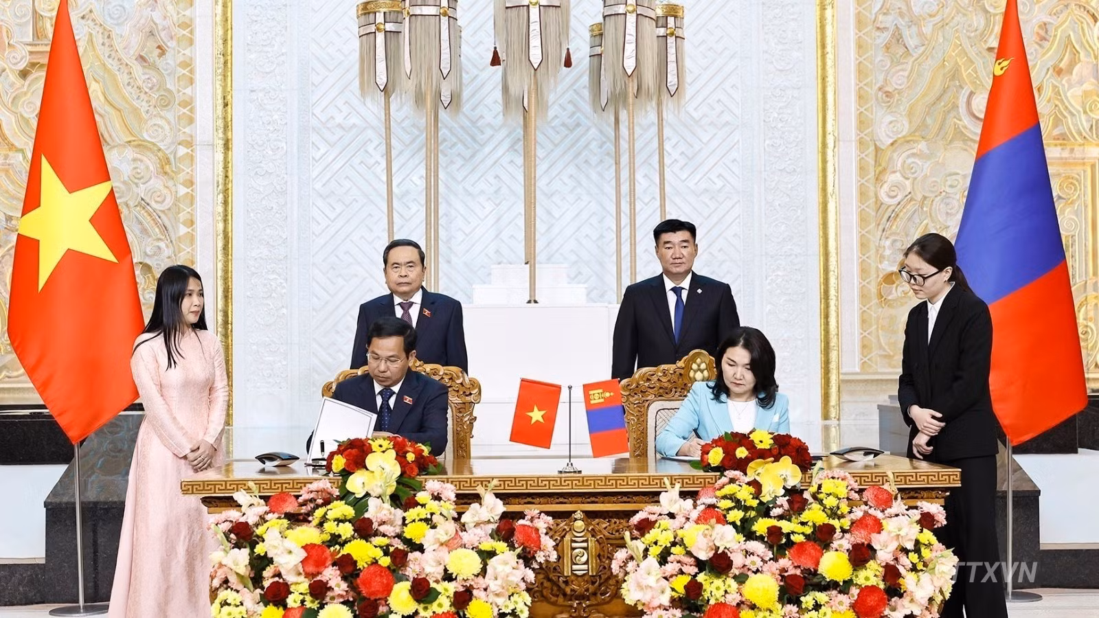Tran Thanh Man y Sandag Byambatsogt presencian la firma, por parte de los secretarios generales de ambos parlamentos, del Memorando de Entendimiento sobre cooperación entre la Oficina de la Asamblea Nacional de Vietnam y la Oficina del Parlamento de Mongolia. (Foto: Doan Tan/VNA)