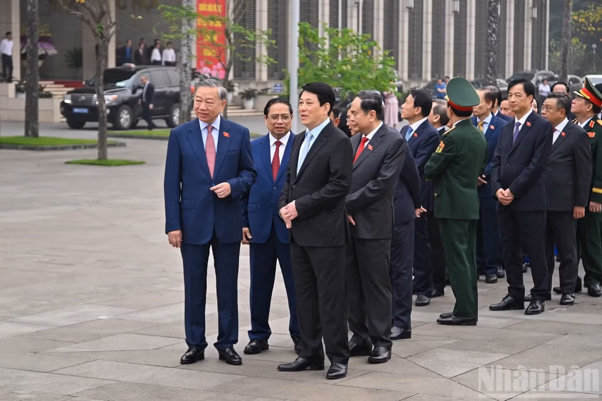 El secretario general del PCV, To Lam; el presidente Luong Cuong; el primer ministro Pham Minh Chinh; el presidente de la Asamblea Nacional, Tran Thanh Man; y otros líderes del Partido y del Estado en la ceremonia.