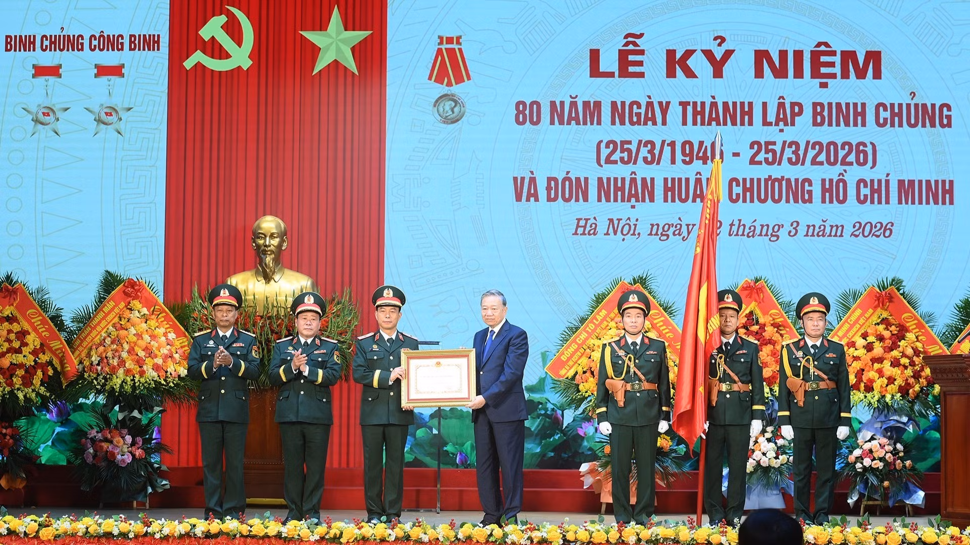 El secretario general del PCV, To Lam, entrega la Orden Ho Chi Minh al Cuerpo de Ingenieros.
