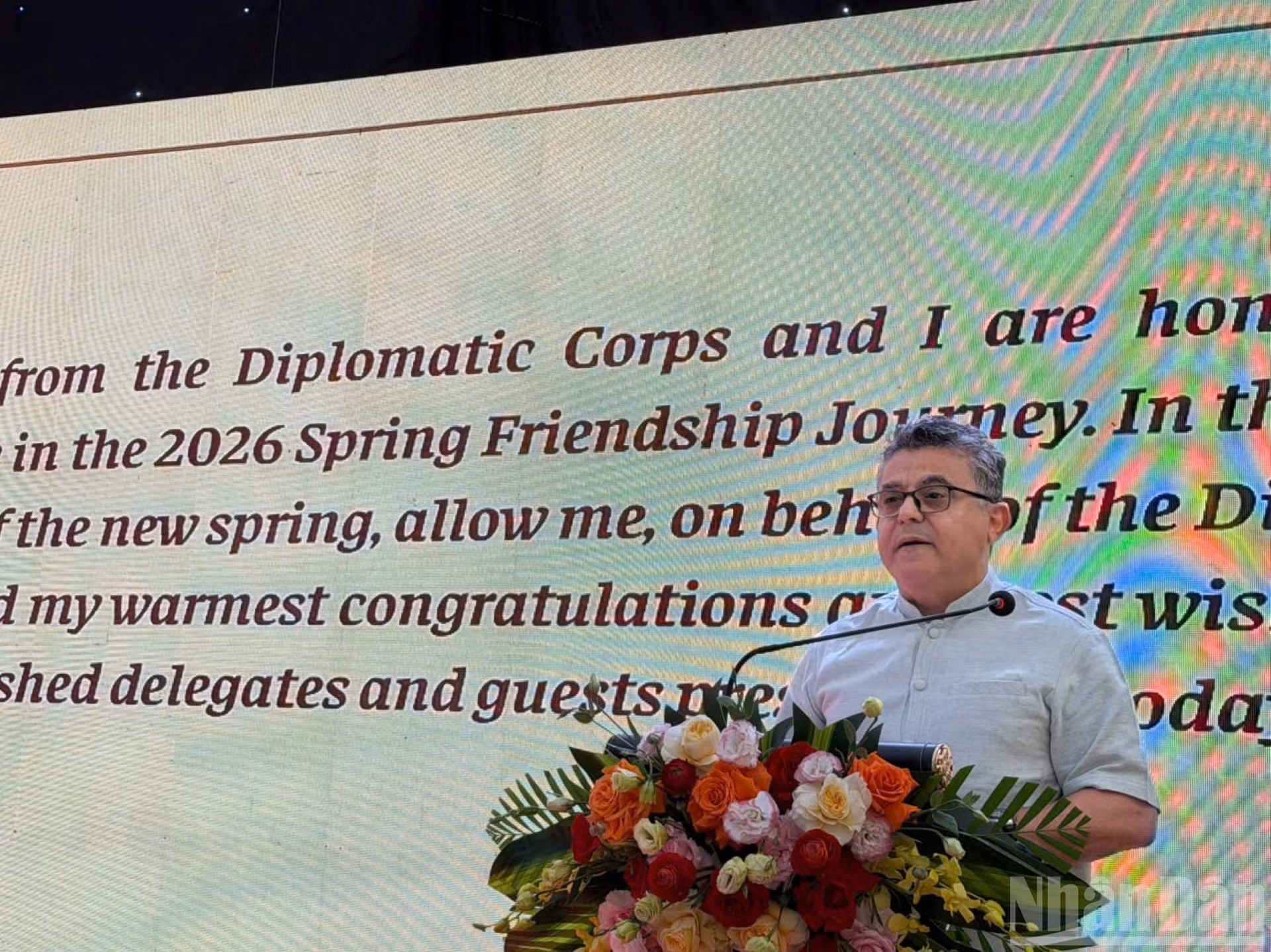 El embajador de Palestina en Vietnam, Saadi Salama, decano del cuerpo diplomático en Vietnam, habla en el evento.
